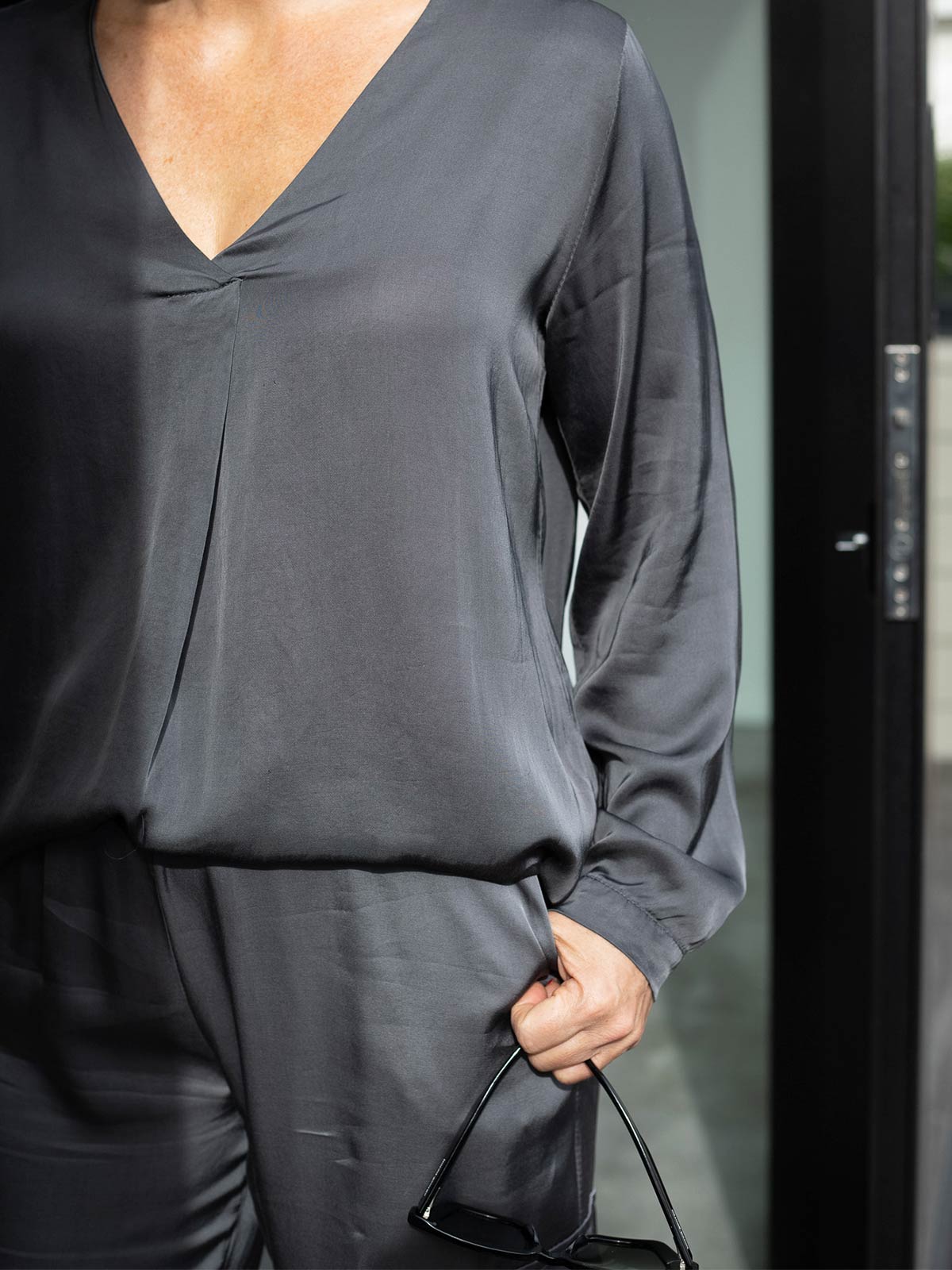 Flowy V Nk L-S Pleat Shirt