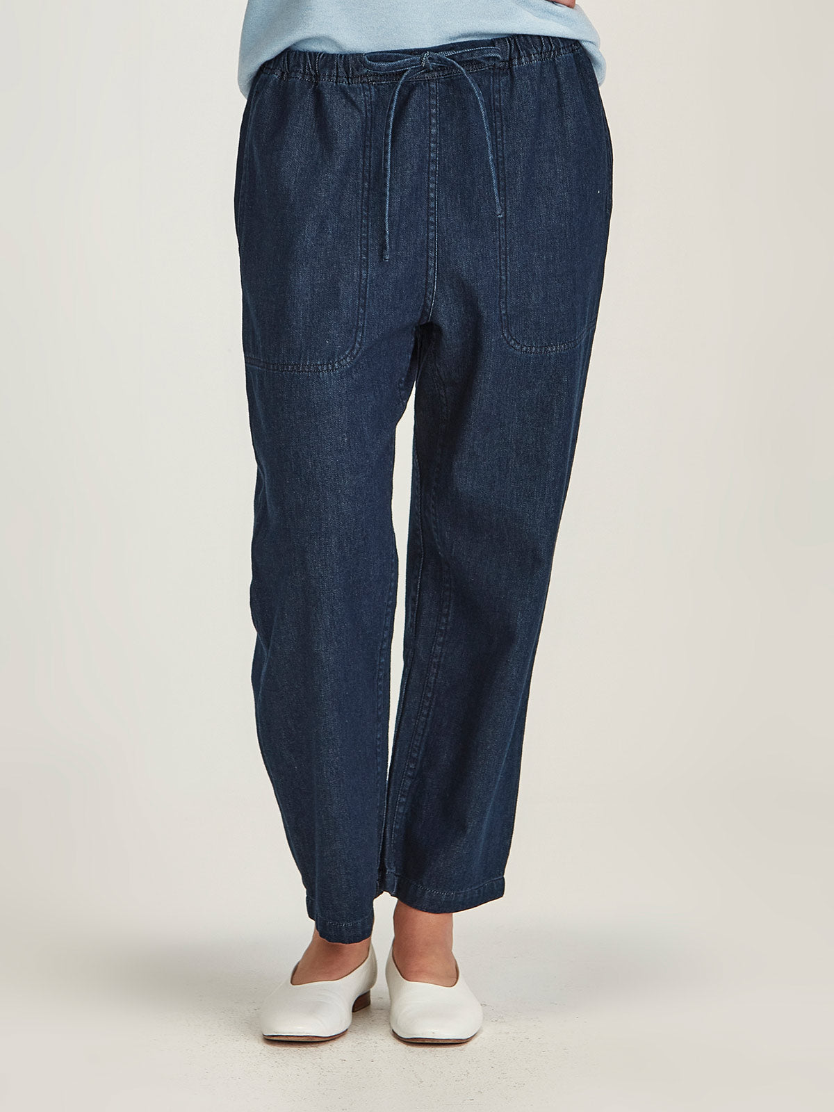 woman wearing Sills dark denim Ginza Drawstring ankle length Jean on white background