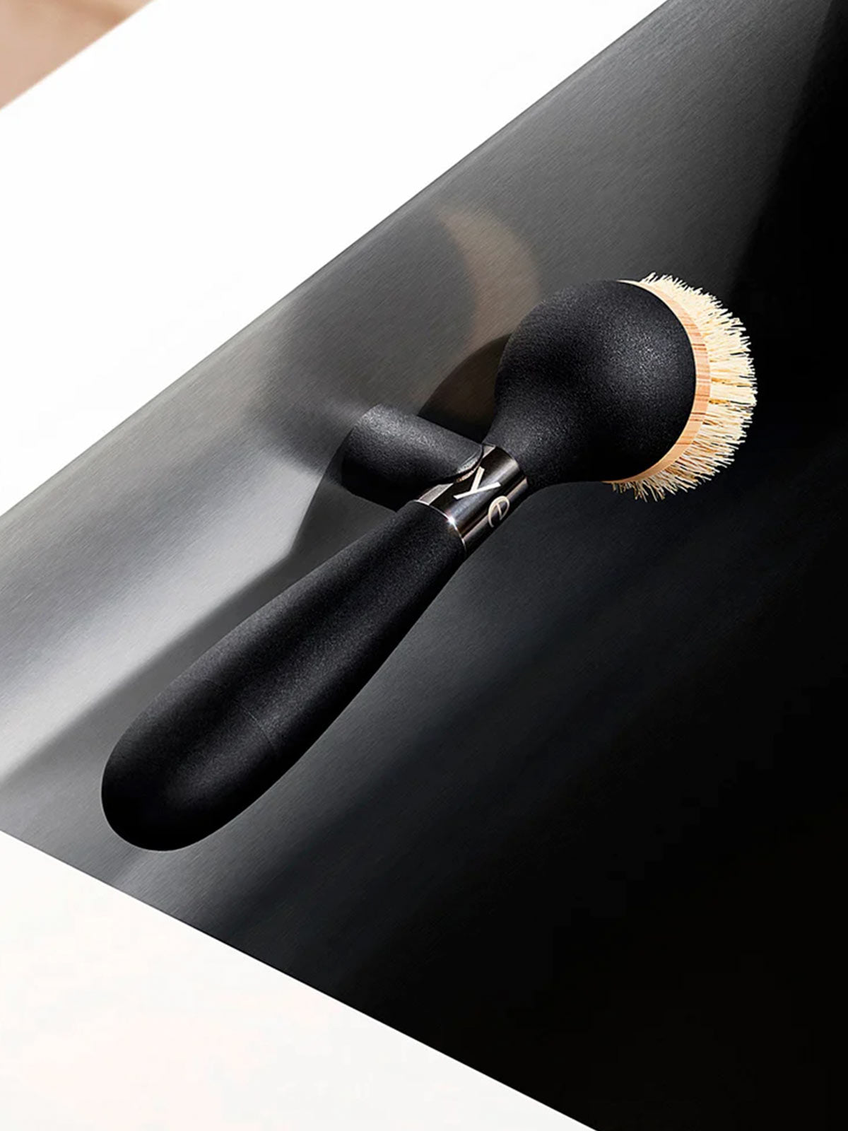 The ONE BRUSH by Yeseco - Eco-friendly magnetic dish brush with soap dispenser handle, black sustainable kitchen scrubber with bamboo and sisal fibre head for non-stick pans.