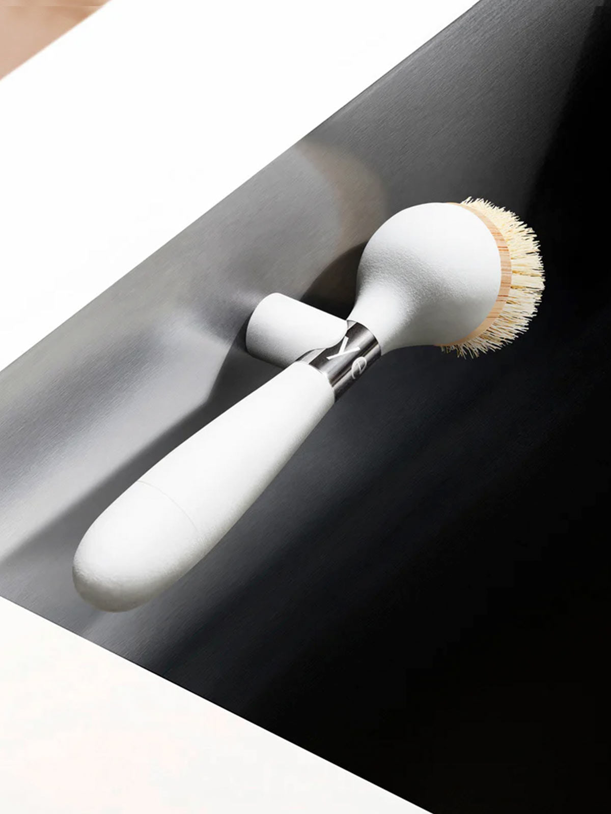 The ONE BRUSH by Yeseco - White eco-friendly magnetic dish brush with soap dispenser handle, sustainable kitchen scrubber featuring bamboo and sisal fibre head gentle enough for cleaning of non-stick cookware.