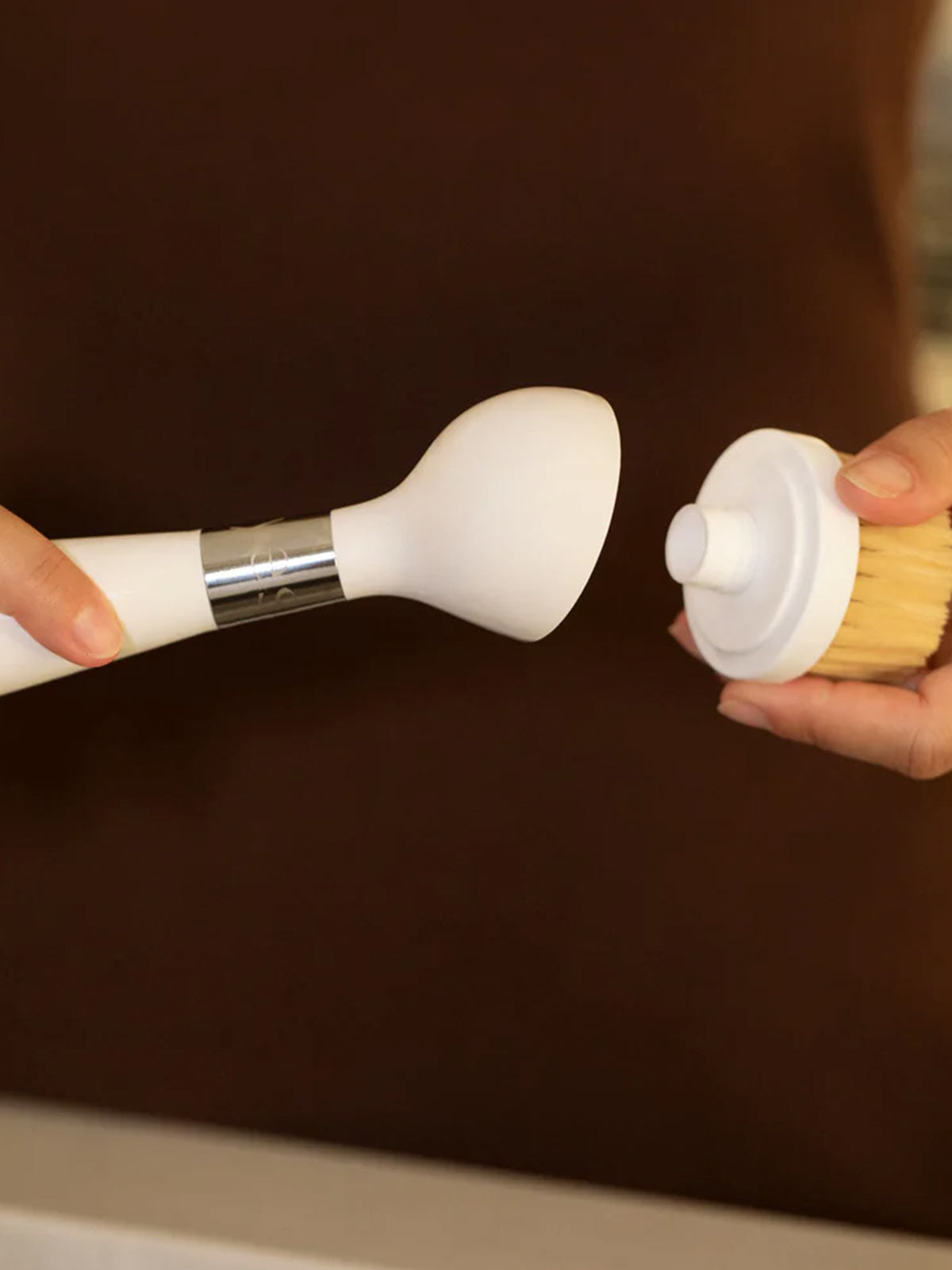 The ONE BRUSH by Yeseco - Detailed view of white eco-friendly dish brush with detachable and replaceable natural bamboo and sisal fibre brush head, showcasing compostable sisal fibre bristles and easy-change system for sustainable kitchen cleaning.