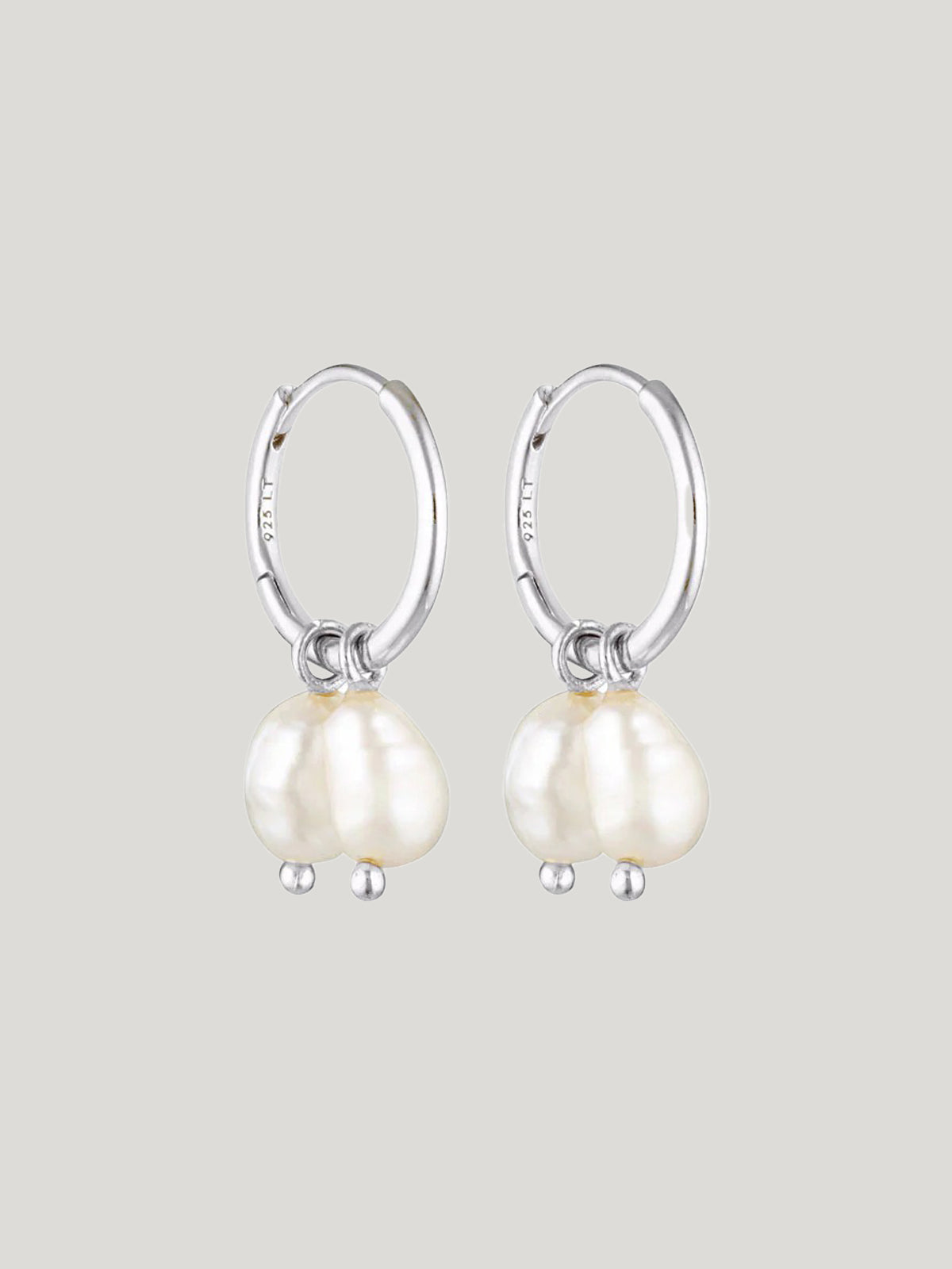 Mala Pearl Hug Earrings S